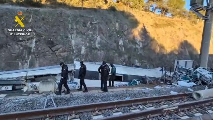 Captura Imágenes de la búsqueda de evidencias que puedan servir para la identificación de víctimas e investigación del accidente ferroviario en Adamuz (Córdoba) en el que al menos 39 personas han muerto y un centenar han resultado heridas, es el cuarto siniestro ferroviario más grave registrado en España. EFE/ Captura de vídeo de la Guardia Civil