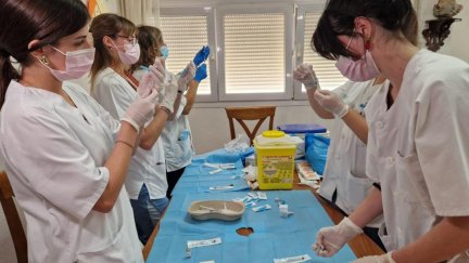 Profesionales sanitarios preparan vacuna en un centro de salud de la Comunidad. / Gobierno de Aragón