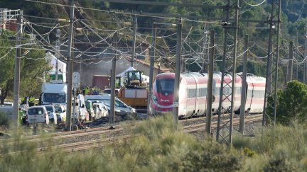 La maquinaria pesada trata de acceder al lugar del accidente. / Joaquín Corchero / Europa Press