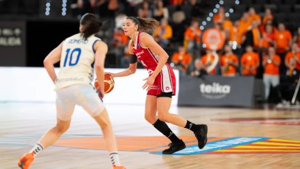 Mariona Ortíz frente a Leti Romero en una acción del partido de ida de esta segunda fase