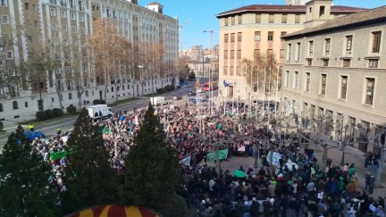 Concentración este martes junto al Edificio Pignatelli (Zaragoza). / Elena Gimeno
