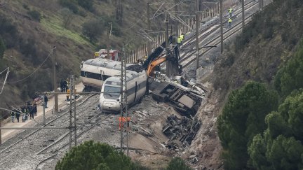 Restos del Alvia siniestrado en la colisión. / EFE