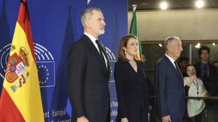 El rey Felipe VI y el presidente portugués, Marcelo Rebelo de Sousa (d), acompañados por la presidenta del Parlamento Europeo, Roberta Merola, posan en el Parlamento Europeo en el marco de su intervención ante la Cámara con motivo del 40 Aniversario de la adhesión de España y Portugal a la Unión Europea. / EFE. Cuenta Oficial de la Casa Real en la red social X