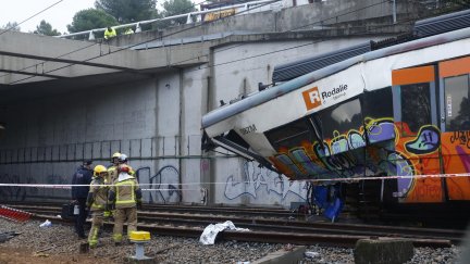 Varios bomberos trabajan en la zona cero del accidente de tren ocurrido el martes en Gelida (Barcelona) / EFE