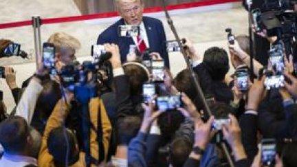 Donald Trump atiende a los medios de comunicación en Davos (Suiza). / EFE/EPA/LAURENT GILLIERON / POOL