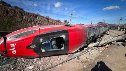 Vista del tren Iryo que descarriló e impactó contra un Alvia./ EFE