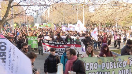 Imagen de la manifestación de la educación pública por el centro de Zaragoza. / Aragón TV