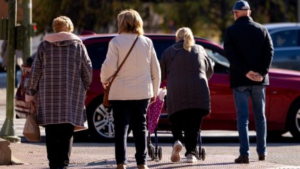 Personas mayores paseando. / Europa Press