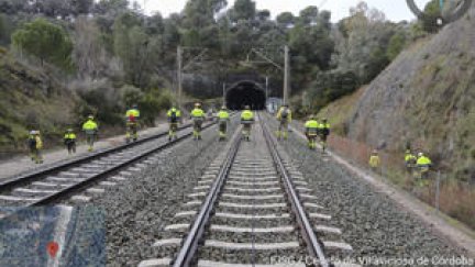 Efectivos del Servicio de Extinción de Incendios Forestales de Andalucía (Infoca) y del Grupo de Emergencias de Andalucía colaboran este jueves con la Guardia Civil en tareas de búsqueda de los cuerpos de las dos personas ya encontradas. / EFE/ Infoca (EMA)