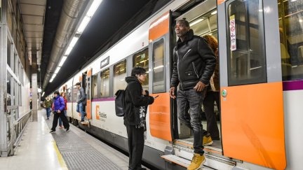 Usuarios de Rodalies subiendo y bajando de un tren en la estación de Sants de Barcelona este viernes. / Europa Press. Alberto Paredes