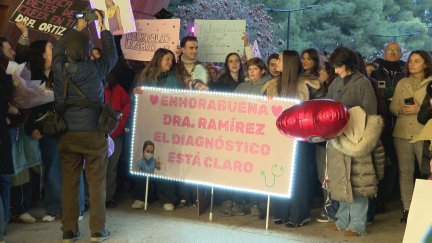 Familia de una opositora celebra el final del examen / Aragón TV