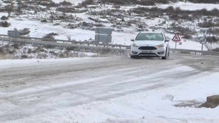 El uso de cadenas es obligatorio en varías vías aragonesas. / Aragón TV