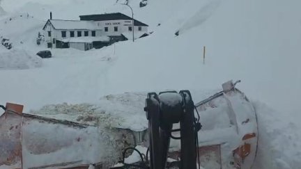 Una quitanieves trabaja en la zona del Portalet. / Aragón TV