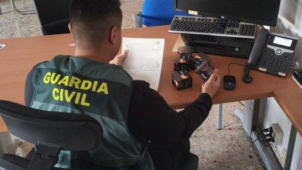 Algunas de las balizas recuperadas por la Guardia Civil. / Guardia Civil
