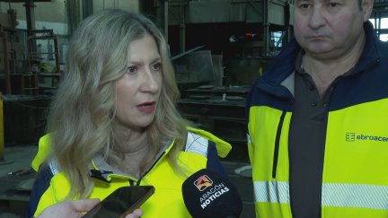 Mar Vaquero, en la visita a la empresa Ebroacero este lunes./ Aragón TV