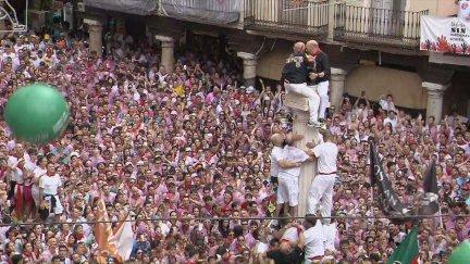 Imagen de archivo de la puesta del pañuelo rojo al torico en julio de 025./ Aragón TV