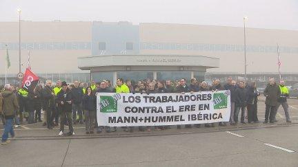 Los trabajadores de Mann Hummel en Zaragoza, durante una protesta contra el ERE. / Aragón TV
