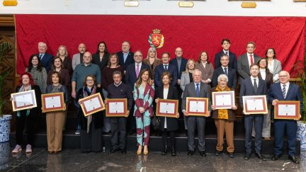 Los 'Zaragozanos Ejemplares posan junto a la alcaldesa tras recibir el distintivo. / Laura Trives