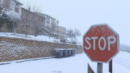 Continúan este jueves las restricciones en algunas carreteras aragonesas por la nieve. / Aragón TV