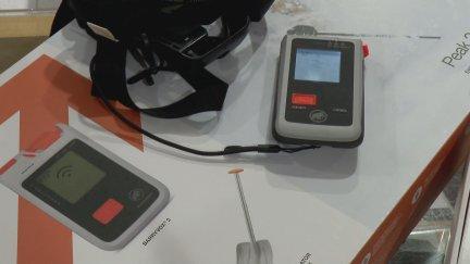 El "DVA, el detector de víctima en avalancha, una pala y una sonda pueden alcanzar los 400 euros. / Aragón Tv