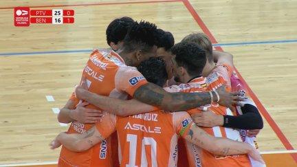 Piña de los jugadores del Pamesa Teruel Voleibol