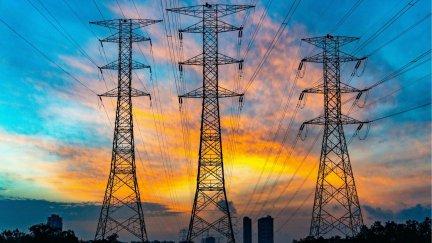 El precio de la electricidad en el mercado mayorista ha rebajado la factura eléctrica para los consumidores con tarifa regulada. | Canva