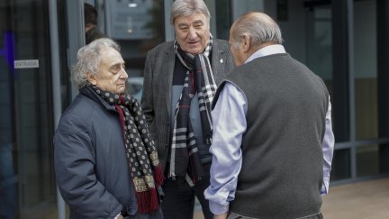 Los humoristas Tony Antonio y Pepe Carabias, ante el tanatorio de Mémora de Valencia. / EFE