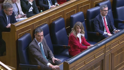 Pedro Sánchez, Yolanda Díaz y Féliz Bolaños durante la votación en el Congreso del decreto 'ómnibus'. / EFE