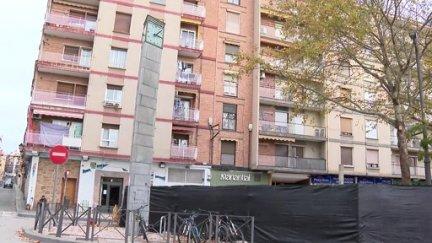 La plaza Santa Clara se encuentra vallada mientras se solucionan los problemas en las viviendas afectadas. / Aragón TV