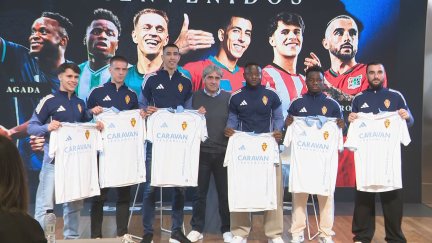 Los seis fichajes invernales posan tras su presentación oficial.
