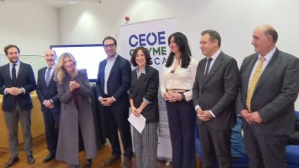 Al acto han asistido el ministro de Economía y la vicepresidenta del Gobierno de Aragón. / Aragón TV