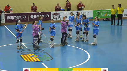 El Esneca Fraga aplaude a su afición al finalizar el encuentro ante Sant Cugat