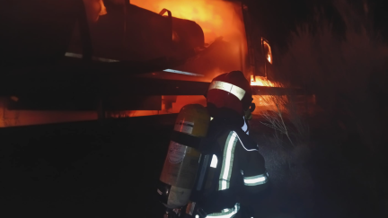 Intervención de los Bomberos de la DPT en el incendio de un camión en Caminreal./ Diputación de Teruel