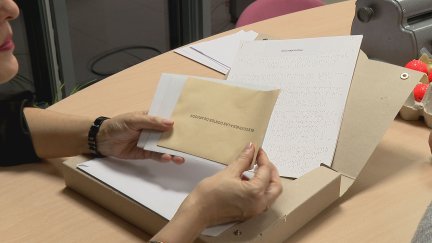 Kit que reciben las personas invidentes para votar en Aragón./ Aragón TV