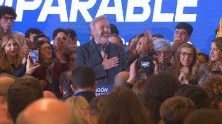 Jorge Azcón celebra con simpatizantes y militantes del PP los resultados de las elecciones en Aragón. / Aragón TV