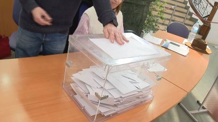 Retiran una urna en Calatayud al introducir un votante dos sobres a la vez./ Aragón TV