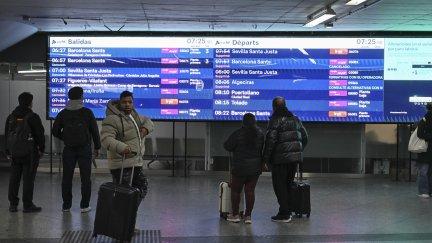 Pasajeros afectados por la huelga en el sector del ferrocarril. / EFE. Fernando Villar