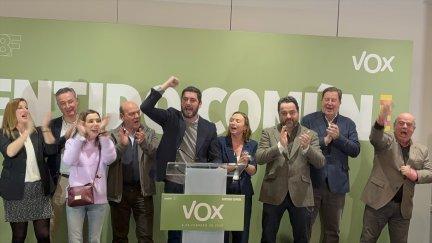 El candidato de Vox a la presidencia del Gobierno de Aragón, Alejandro Nolasco, y otros diputados de este partido celebran el resultado electoral. / Europa Press