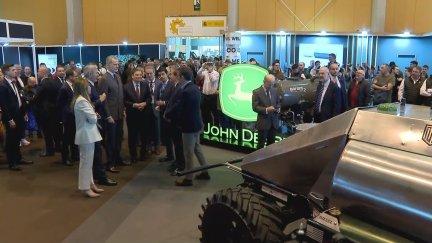 El rey Felipe VI inaugura la 44 edición de FIMA y visita varios expositores. / Aragón TV