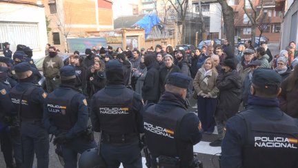 Policías frente a manifestantes concentrados en la calle Hogar Cristiano. / Aragón TV