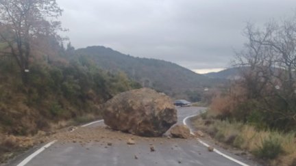 La carretera afectada por la caída de una piedra en Naval. / Gobierno de Aragón