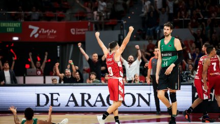 Los jugadores del Casademont Zaragoza celebran la victoria de la temporada pasada.