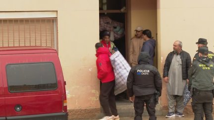 Varios vecinos sacando sus enseres del interior del edificio en riesgo de derrumbe. / Aragón TV