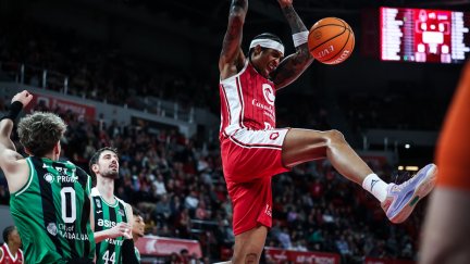 Robinson realiza un mate ante el Joventut