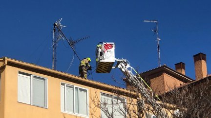 Bomberos de Zaragoza retirando una antena en un tejado./ Aragón TV