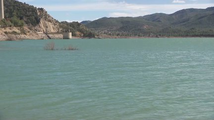 El embalse de Calanda ofrece una imagen poco habitual. / Aragón Tv