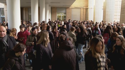 Opositores a la espera de realizar la prueba de Enfermería en Zaragoza./ Aragón TV
