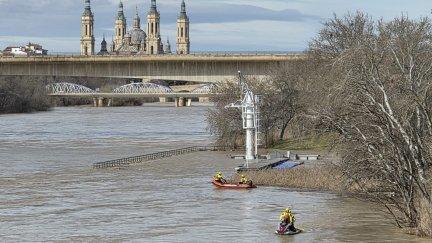 Los bomberos buscan en el Ebro al joven desaparecido en Zaragoza. / Aragón Noticias