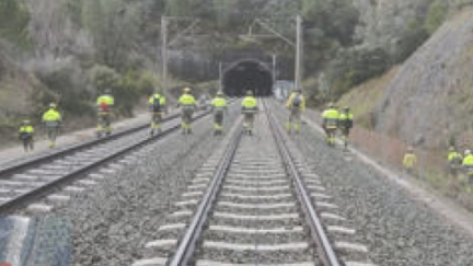 Efectivos de extinción y emergencias, en la zona donde se produjo el tráfico accidente en Adamuz. EFE/ Infoca (EMA)