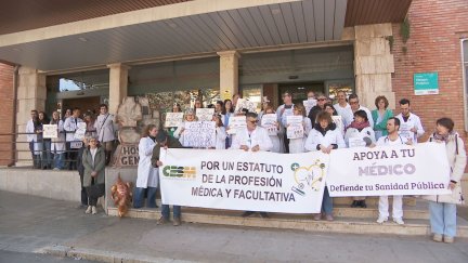 Médicos protestando este lunes a las puertas del Hospital Obispo Polanco de Teruel. / Aragón TV